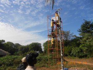 PROSOLIA INSTALANDO FAROLAS EN LA ISLA DE UNO